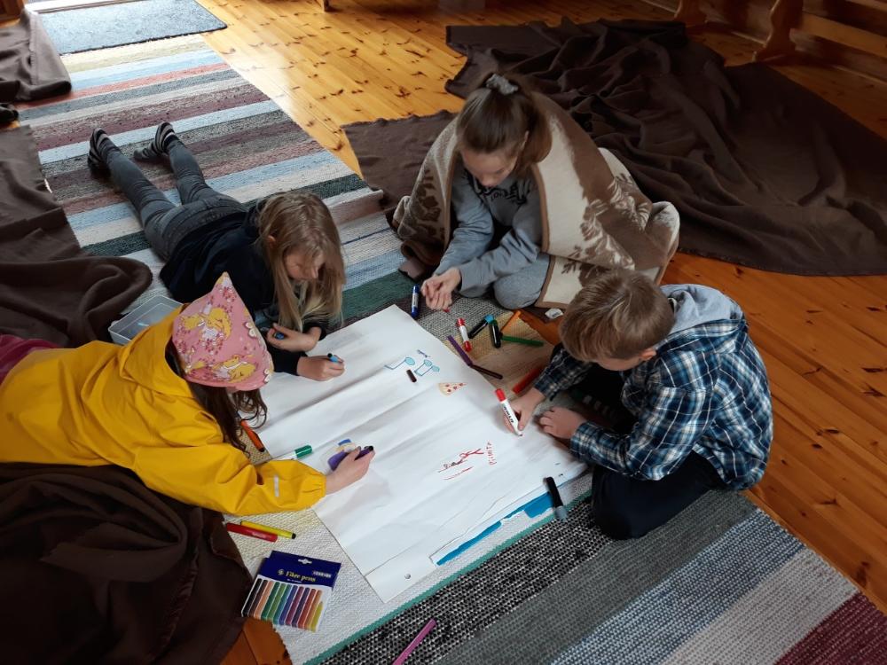 Varhaisnuortenleirillä lapset piirtävät piirtävä paperille